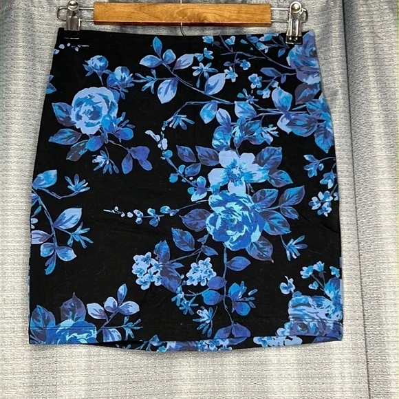 EXPRESS XS BLACK AND BLUE FLORAL MINI SKIRT New - Picture 1 of 5